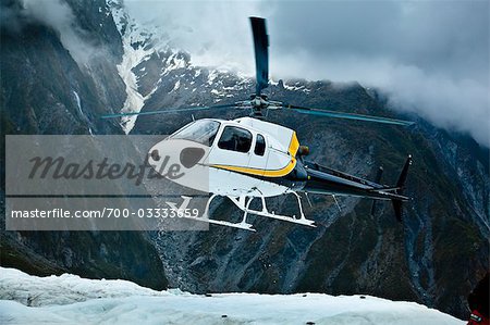 Hélicoptère atterrissant sur Franz Josef Glacier, South Island, Nouvelle-Zélande