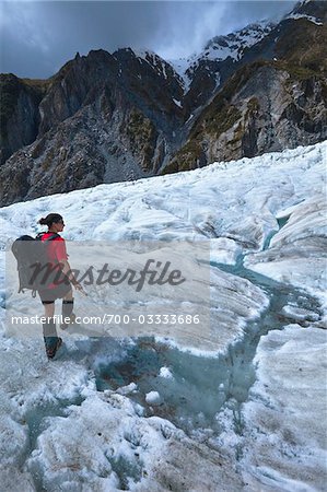 Femme héli-randonnée, Franz Josef Glacier, South Island, Nouvelle-Zélande