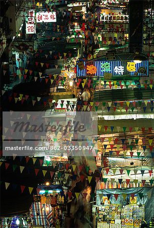 Shoppers convergent sur les promos shopping des marchés de nuit de Temple Street Kowloon, Hong Kong. Le marché populaire est une plaque tournante pour les vêtements à bas prix, nourriture, montres et fausses marchandises concepteur.
