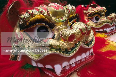 Chine, Hong Kong, Lantau. Spectacle de danse costume fleuri et coloré pour un Lion de nouvel an chinois sur l'île de Lantau, Hong Kong