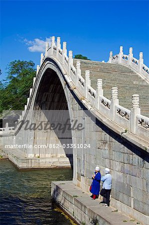 Un pont à arches raide sur le lac Kunming, le Palais d'Eté, Yihe Yuan, Beijing, Chine
