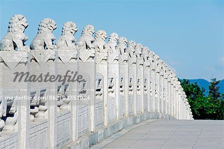 Dix-sept Arch Bridge, construit en 1750, pendant le règne de l'empereur Qialongs, conduit à Island Lake South Lake Kunnming, le Palais d'Eté, Yihe Yuan, Beijing, Chine