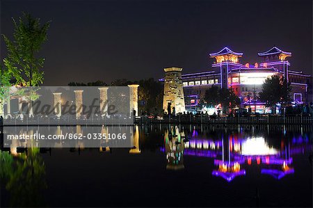 Ein Gebäude im chinesischen Stil spiegelt sich in einem See bei Big Goose Pagoda Park, Provinz Shaanxi, China