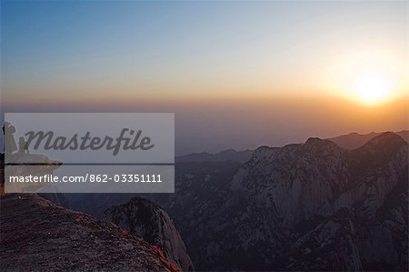 Lever du soleil sur le Mont Hua, un granit atteint un sommet de montagne (2160) dans la Province de Shaanxi, Chine