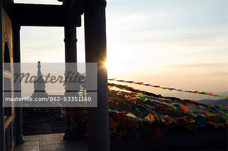 La Chine, Shanxi Province, Wutaishan. Lever du soleil sur un stupa du monastère et la prière drapeaux sur Yedou Peak (3058m) à Wutaishan (cinq terrasse montagne) de quatre sacrés bouddhiste chaînes de montagnes Chine.