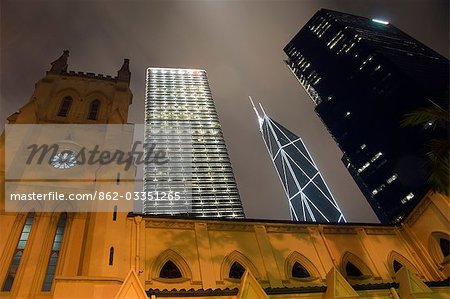 Chine, Hong Kong. Cathédrale Saint-Jean contrastant avec des gratte-ciels modernes.