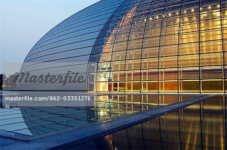 Chine, Beijing. L'Opéra National Grand Theatre également connu sous le nom The Egg conçu par l'architecte français Paul Andreu et faite avec verre et titane (ouvert le 25 septembre 2007).