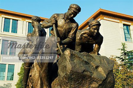 Musée militaire de la Chine, Beijing. Un monument de travailleurs s'affiche à l'extérieur du Musée.