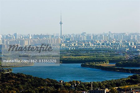 Chine, Beijing. Une vue panoramique du lac Kunming dans le Palais d'été et la tour de CCTV.