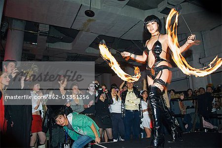 China, Peking. Ein Feuer-Werfer in der International-Halloween-Party in der Diskothek Arena durchführen.