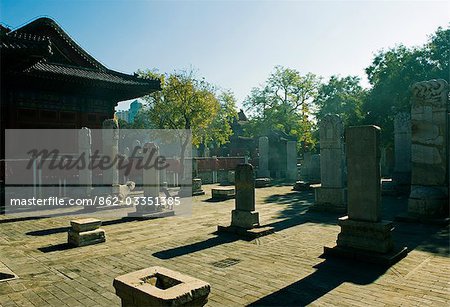 China, Peking, Donyue Tempel. Beschriftete Stelen im taoistischen Tempel.