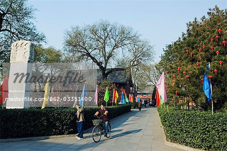 Temple Baoguo de Chine, Beijing. Un cycliste dans l'enceinte du temple.