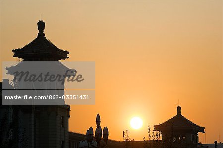China, Peking. Sonnenuntergang am Bahnhof Peking.