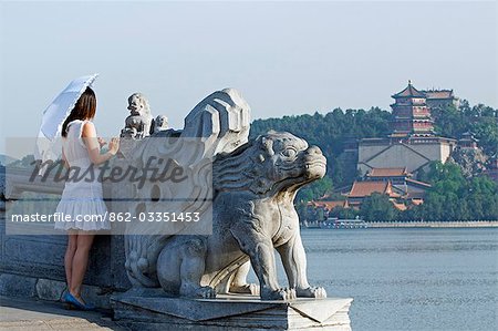 Chine, Beijing. Palais d'Eté - Unesco World Heritage Site. Une jeune fille sur le pont 17.