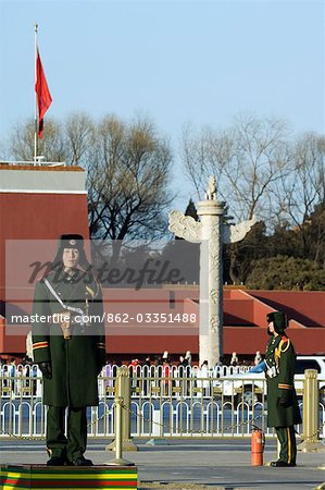 Chine, Beijing, la place Tiananmen. Gardes en poste devant la porte de la paix céleste.