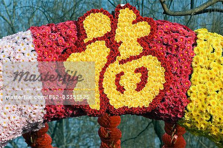 Chine, Beijing. Chinese New année Spring Festival - décoration florale pour la bonne chance et fortune à un temple juste.