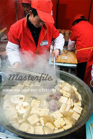 Chine, Beijing. Fournisseurs de décrochage Chinese New année Spring Festival - Changdian street fair - préparation de tofu.
