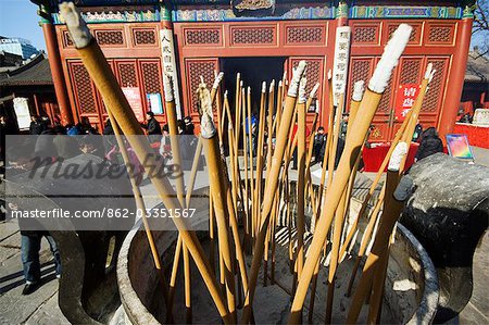 China, Peking. Chinese New Year Frühlingsfest - Weihrauch hält sich brennend am Donyue Tempel und Peking-Volkskunst-Museum.