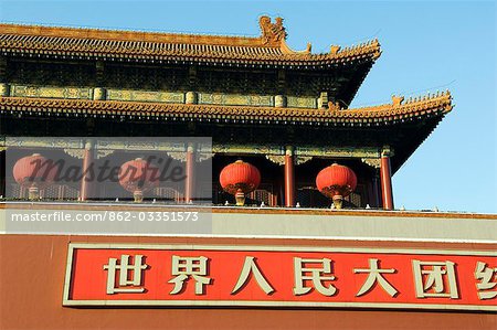 Chine, Beijing. Chinese New année Spring Festival - décorations lanterne rouge sur la porte de la paix céleste sur la place Tiananmen.