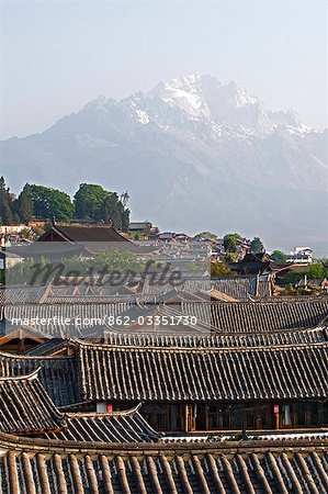 China, Provinz Yunnan, Lijiang alte Stadt Dächer und Jade Peak Snow Mountain (Yulong Xueshan), Unesco Weltkulturerbe
