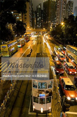 Chine, Hong Kong, Causeway Bay du centre de la ville éclairé la nuit par des feux de circulation, les tramways et les rue