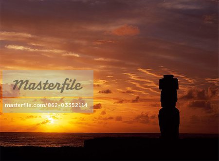 Silhouette au coucher du soleil sur Ahu Kote Riku, un moai bien préservé unique repose sur le dessus de l'un de le trois ahus ou plateformes du centre cérémoniel de Tahai. Tahai est juste à quelques pas de Hanga Roa, principale agglomération de l'île. Silhouette au coucher du soleil sur Ahu Kote Riku, un moai bien préservé unique repose sur le dessus de l'un de le trois ahus ou plateformes du centre cérémoniel de Tahai. Tahai est juste à quelques pas de Hanga Roa, principale agglomération de l'île.