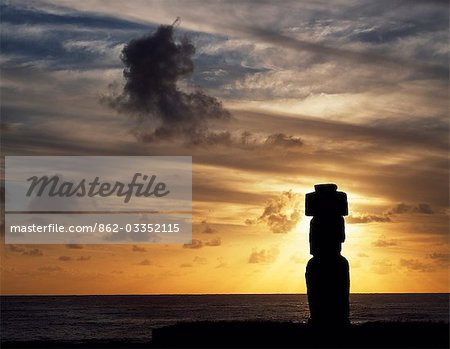 Silhouette au coucher du soleil sur Ahu Kote Riku, un moai bien préservé unique repose sur le dessus de l'un de le trois ahus ou plateformes du centre cérémoniel de Tahai. Tahai est juste à quelques pas de Hanga Roa, principale agglomération de l'île. Silhouette au coucher du soleil sur Ahu Kote Riku, un moai bien préservé unique repose sur le dessus de l'un de le trois ahus ou plateformes du centre cérémoniel de Tahai. Tahai est juste à quelques pas de Hanga Roa, principale agglomération de l'île.