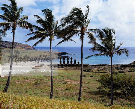 Certains des plus beaux conservé moais sur l'île de Pâques, les splendides moais de Ahu Nau Nau assis sur leur plate-forme Anakena plage entourée par la mer de sable, turquoise blanche et de palmiers. Anakena est considéré comme le lieu de débarquement site et logement de Hota Matu'a, la première polynésienne à s'installer sur l'île de Pâques, dans la tradition orale Rapa Nui. Certains des plus beaux conservé moais sur l'île de Pâques, les splendides moais de Ahu Nau Nau assis sur leur plate-forme Anakena plage entourée par la mer de sable, turquoise blanche et de palmiers. Anakena est considéré comme le lieu de débarquement site et logement de Hota Matu'a, la première polynésienne à s'installer sur l'île de Pâques, dans la tradition orale Rapa Nui.