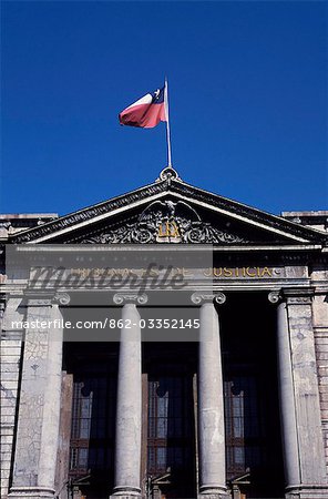 Les Tribunales de Justicia est la Cour suprême du Chili. Le bâtiment a été construit entre 1907 et 1929 dans le style néoclassique Les Tribunales de Justicia est la Cour suprême du Chili. Le bâtiment a été construit entre 1907 et 1929 dans le style néoclassique
