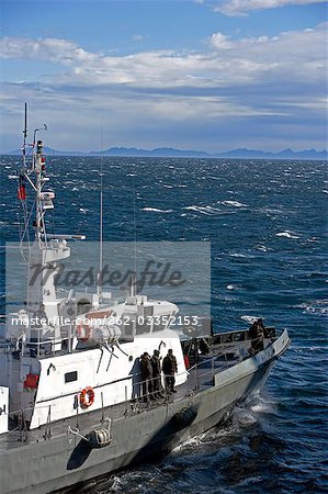 Chili, Tierra del Fuego. Un bateau-pilote marine chilienne répond à un navire de l'expédition qu'il entre dans le détroit de Magellan, la route pour le port de Puerto Williams au sud de l'Isla Grande de Tierra del Fuego avec le Cap Horn en arrière-plan.