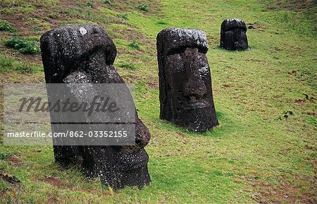 Chile, Osterinsel, Rano Raraku. Moais - das sind monolithische menschliche Figuren geschnitzt aus Fels auf der Osterinsel (Rapa Nui).