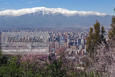 Chili, Santiago. Une rare vue sur la ville avec les Andes effacer dans l'arrière-plan. Chili, Santiago. Une rare vue sur la ville avec les Andes effacer dans l'arrière-plan.