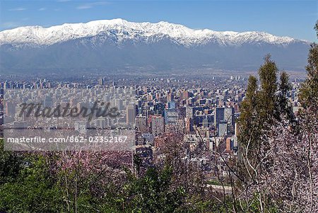 Chili, Santiago. Une rare vue sur la ville avec les Andes effacer dans l'arrière-plan.