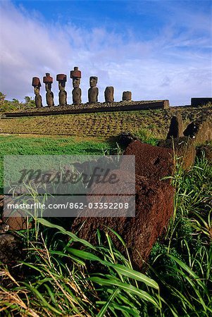 Chili, île de Pâques, Anakena. AHU Nau Nau, la moyenne statues Moai garnie de coiffes de scories rouges (appelés Pukao).