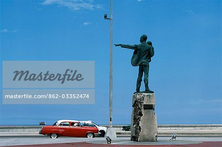 Statue auf Malacon zeigt Finger anklagend auf die amerikanische Botschaft Havanna
