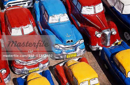 Modèles de voitures de marché et les classiques d'artisanat à vendre dans la ville du patrimoine mondial de Trinidad, à l'est de Cuba