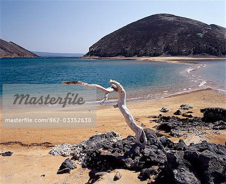 La volcanique île de Ounda Goutal Koma (petite colline de diables) situé près de Ghoubbet el Kharäb (gorge du diable), une région de forte activité sismique, où de profondes fractures dans la lave continuent à se creuser chaque année. Le sable autour de l'île est rougeâtre en raison de la couleur de certains matériaux volcaniques friable.