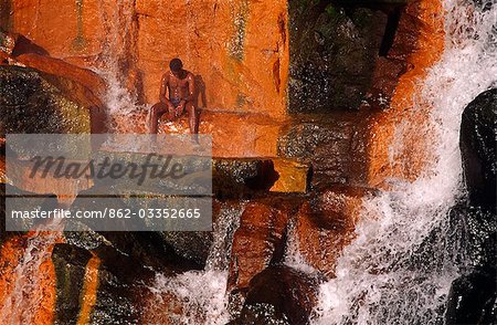 Caraïbes, Dominique, Trafalgar Falls. La Dominique est une île montagneuse d'origine volcanique des petites Antilles dans les Caraïbes, au sud de la Guadeloupe et au nord de la Martinique. Explorée par Christophe Colomb en 1493, Dominique a été revendiquée par la Grande-Bretagne et la France jusqu'en 1763, quand elle fut cédée officiellement à la Grande-Bretagne.