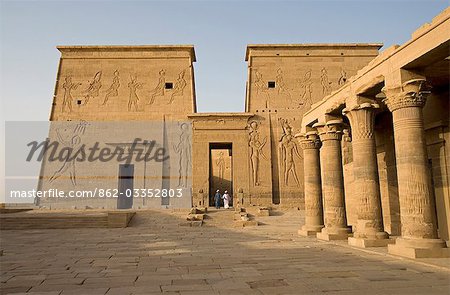 Le Temple de Philae est situé sur une île du lac Nasser et est une excursion populaire d'Assouan (Égypte)
