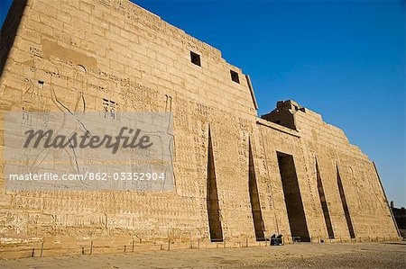 L'impressionnant 1er pylône du temple mortuaire merveilleusement préservé de Ramsès III à Medinet Habu en Cisjordanie, Louxor, Égypte