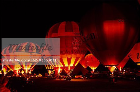 « Night Glow » d'illuminés hot air balloons au Bristol International Balloon Fiesta.