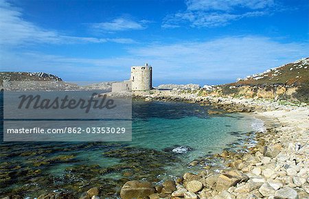 Une vue du château de Cromwell, qui garde des abords nord du nouveau port de Grimsby. Le château de Cromwell est une pierre tour d'artillerie circulaire du XVIIe siècle, avec une plate-forme de pistolet basse du XVIIIe siècle, qui a sa propre salle de garde et d'accès.