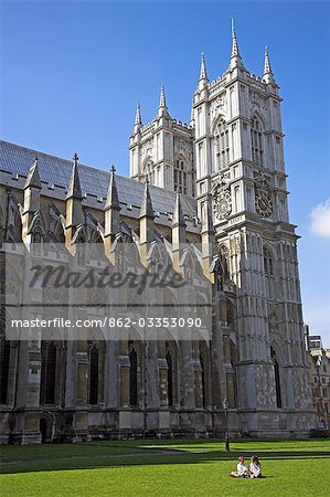 Abbaye de Westminster, Londres. La première abbaye a été construite ici par Edouard le confesseur en 1045. Le bâtiment actuel a été achevé en 1517, mais a été ajouté au fil des ans. Les deux tours vus ici ont été ajoutés en 1745.