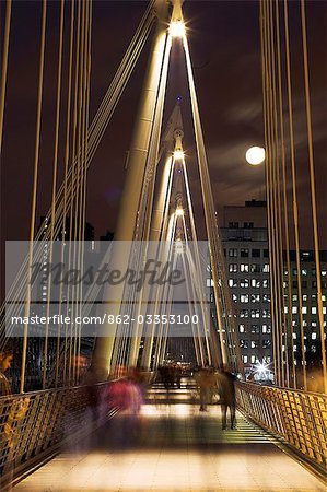 Der Golden Jubilee Bridge, auch Hungerford Bridge über die Themse. Das 2002 eröffnete ist das Design der Brücken äußerst komplex. Die Decks von Pylonen unterstützt und von Fans von schlanken Stahlstangen ausgesetzt sind - es gibt 180 auf jedem Deck, bestehend aus über 4 km Kabel.