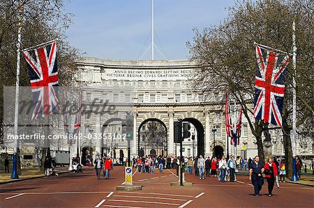 Admiralty Arch,off Trafalgar Square in London. The building was commissioned by King Edward VII in memory of his mother Queen Victoria,although he did not live to see its completion. It was designed by Sir Aston Webb and adjoins the Old Admiralty Building,giving it its name.