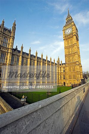 Big Ben, Westminster Bridge zu sehen. Offiziell bekannt als der Turmuhr und Teil des Palace of Westminster, bezeichnet Big Ben eigentlich die Glocke im Inneren. Der Turm der viktorianischen Gotik ist 61 m hoch und wurde 1858 fertiggestellt. Die Uhr, entworfen von Augustus Pugin, war die größte in der Welt gebaut.