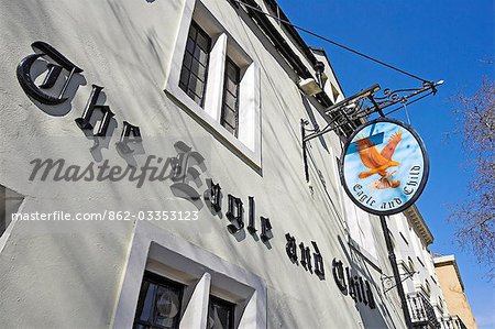 Le pub Eagle et enfant à Oxford. Durant les années 1950 et 1960, la CS Lewis et JRR Tolkien se réuniront ici, ainsi que de leur cercle d'amis littéraires connu comme The Inklings lire et discuter de leur travaux actuels, parmi les Chronincles de Narnia et le Seigneur des anneaux.