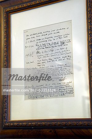 Un document signé par The Inklings au pub The Eagle et enfant à Oxford. Durant les années 1950 et 1960, la CS Lewis et JRR Tolkien se réuniront ici, ainsi que de leur cercle d'amis littéraires connu comme The Inklings lire et discuter de leur travaux actuels, parmi les Chronincles de Narnia et le Seigneur des anneaux.