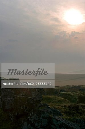 Ferme Croix religieuses, au lever du soleil, sur Fox Tor Mire, Dartmoor