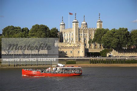 Ein Tour-Boot auf der Themse übergibt den Tower of London. Der ursprüngliche Eingang zum Traitor's Gate kann auf der Wasserlinie gesehen werden.